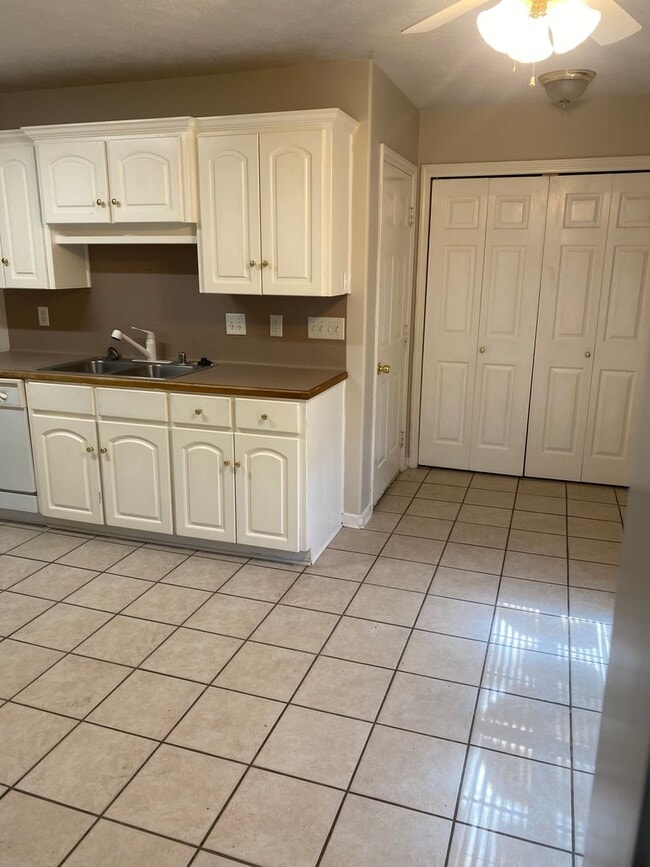 Building Photo - Contact Peggy Goodman 501 676 1758