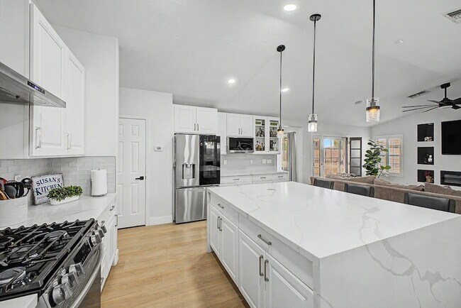 Building Photo - 8352 W San Juan Ave