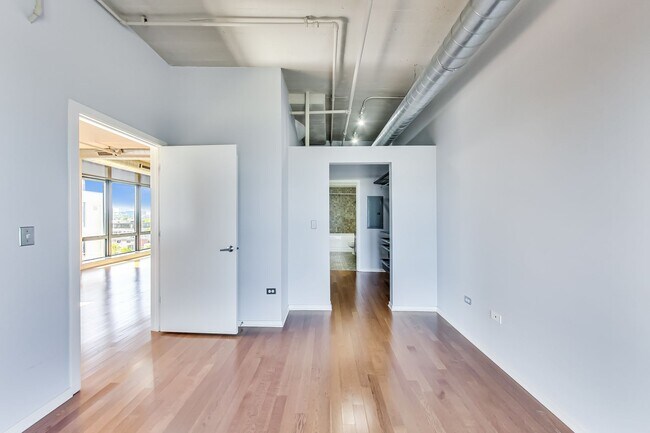 Building Photo - SW CORNER 2 BED / 2 BATH CONDO IN UNIVERSI...