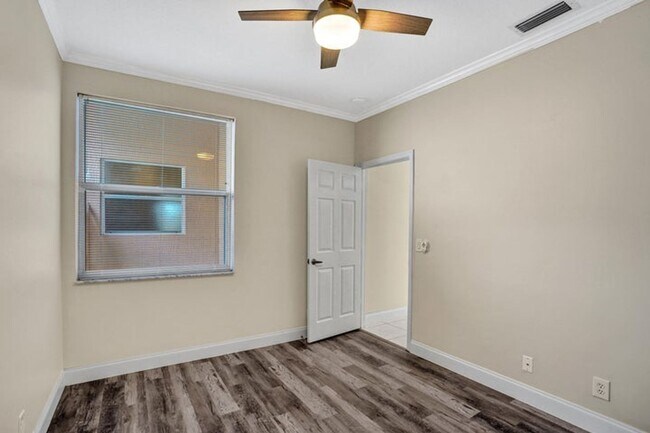 Building Photo - 16658 La Mesa Dr