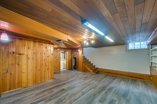 Building Photo - Charming 3-Bedroom Home with Spacious Base...