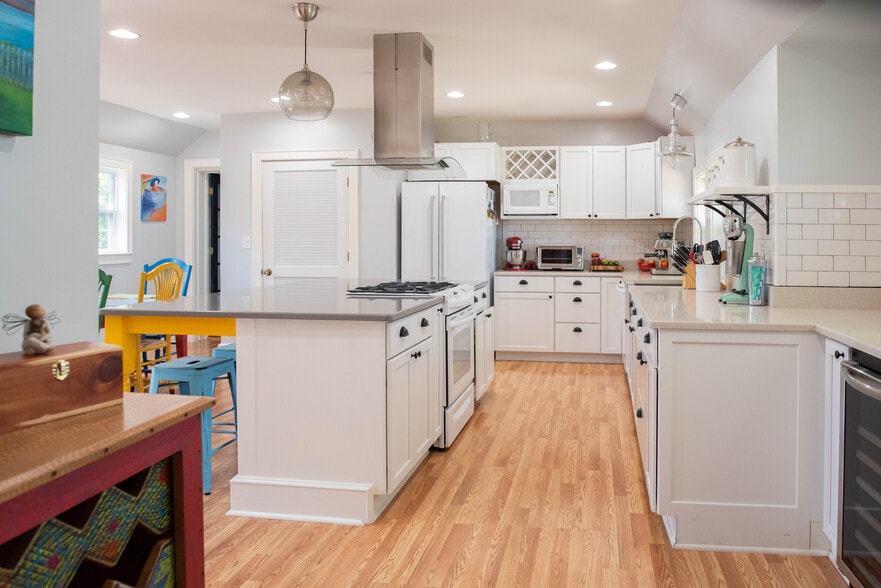 Kitchen (5 burner gas stove, farmhouse stainless steel sink, wine storage and French Door fridge) - 417 E Government Ave