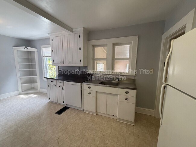 Building Photo - 801 Knollwood St