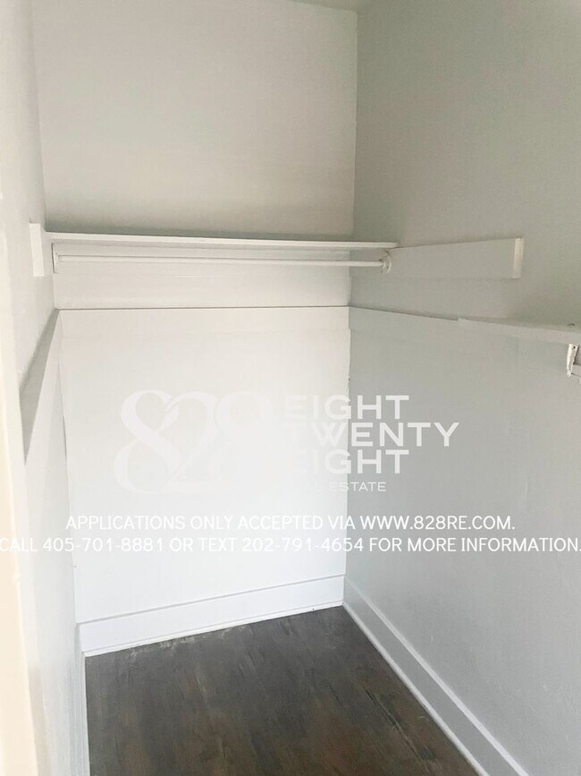 Building Photo - Historic 2nd Level Apartment Minutes from the Plaza District in OKC!