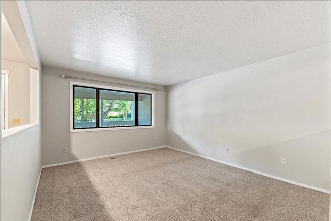 Building Photo - North End 3 Bedroom 2 Bathroom Home