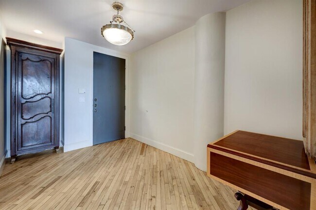 Building Photo - 1025 S Shepherd Dr