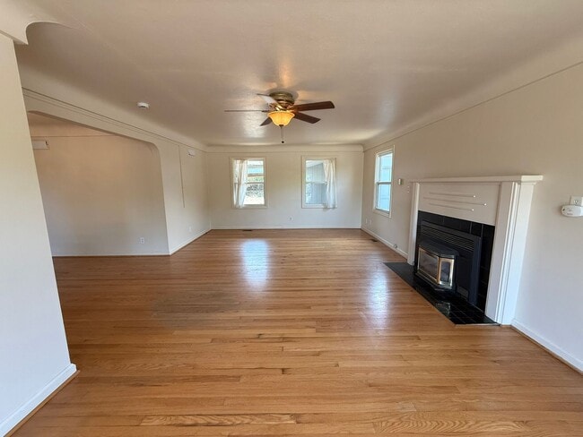 Building Photo - 2 Bedroom Home for Rent in Hood River