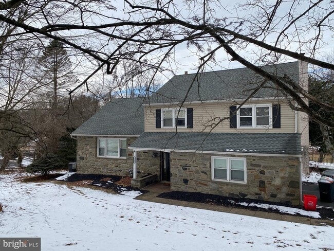 Building Photo - 1104 Dunvegan Rd