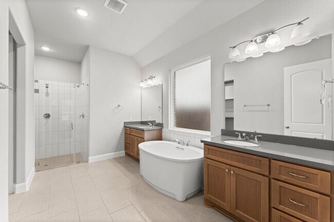 Building Photo - 40 Venetia Grove Dr