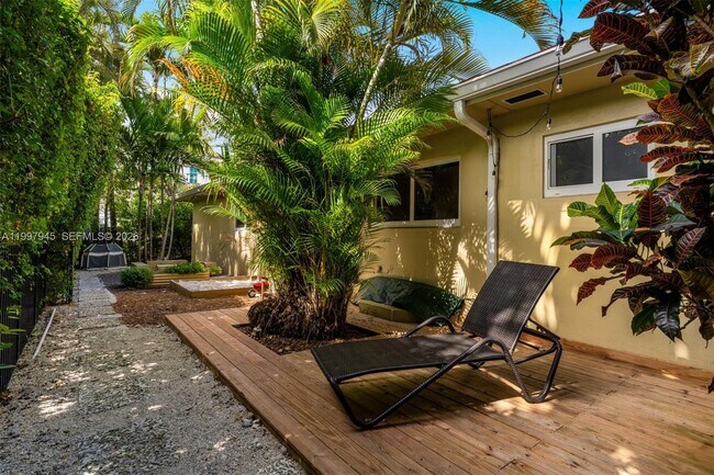 Building Photo - 611 Santurce Ave