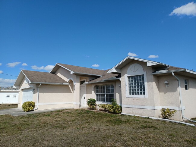 Building Photo - 3303 SW 8th Ct