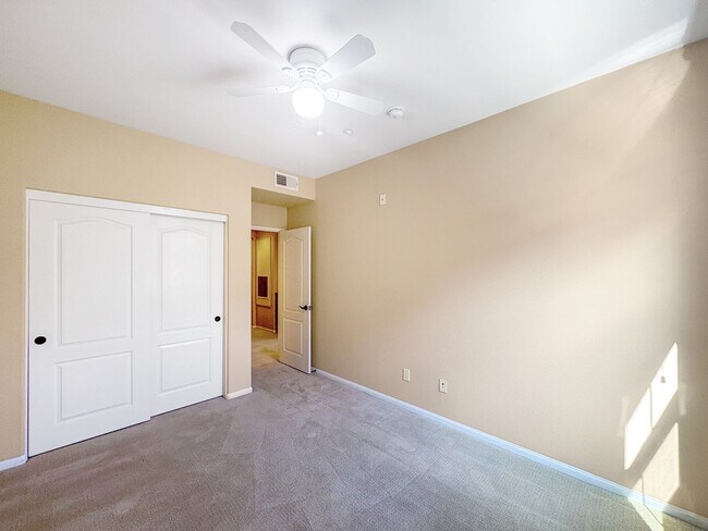 Building Photo - Beautiful 3B/2.5BA Townhome w/ Washer/Drye...