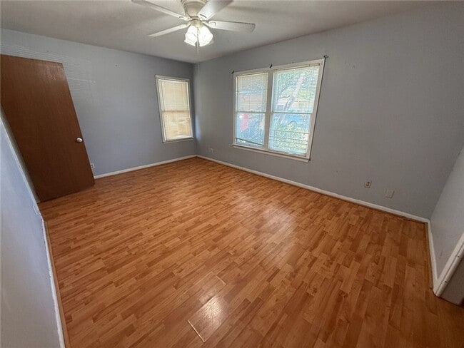 Building Photo - 117 Holly Dr