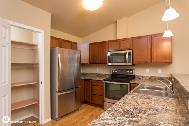 Building Photo - 3 Bedroom East Anchorage Townhouse!