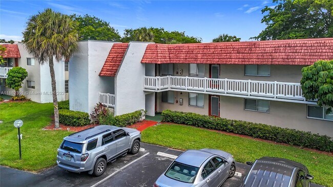 Building Photo - 3501 Inverrary Dr