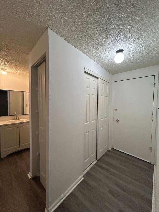 Building Photo - Wonderful 1 BR/1 BA Ground Floor Condo in ...