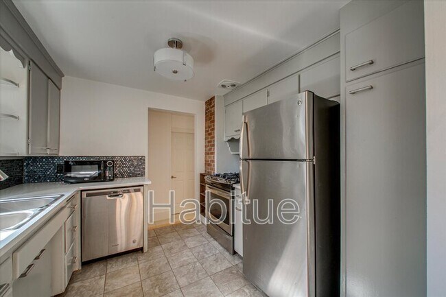 Building Photo - 414 S Pond St