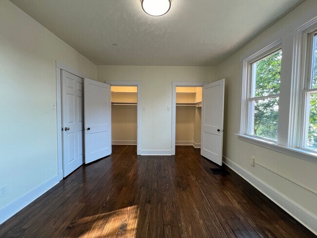Building Photo - Now showing 2BR 1 Bath Townhouse!