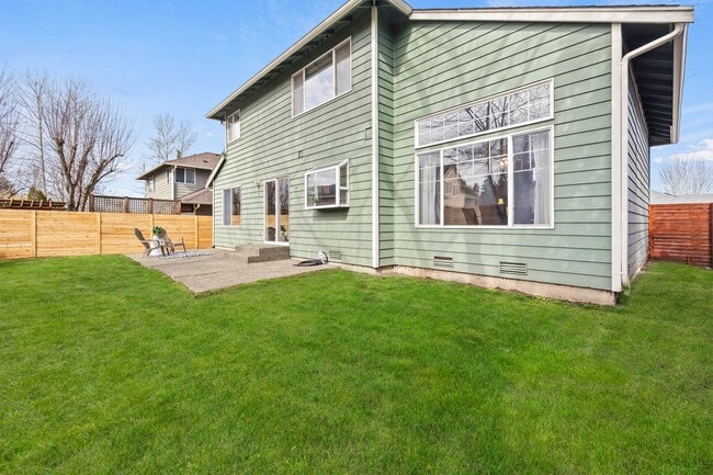 Building Photo - Immaculate 3 bed with lg fenced yard