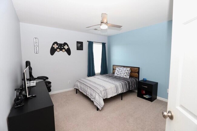 Building Photo - 3260 Matthews Dr