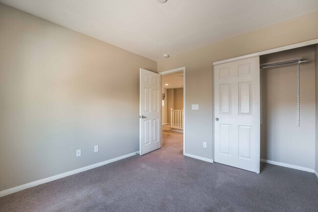 Building Photo - Stylish 3-Bedroom Home with Loft & Upgraded Kitchen!