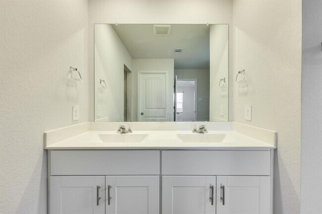 Building Photo - 307 N Richland Dr
