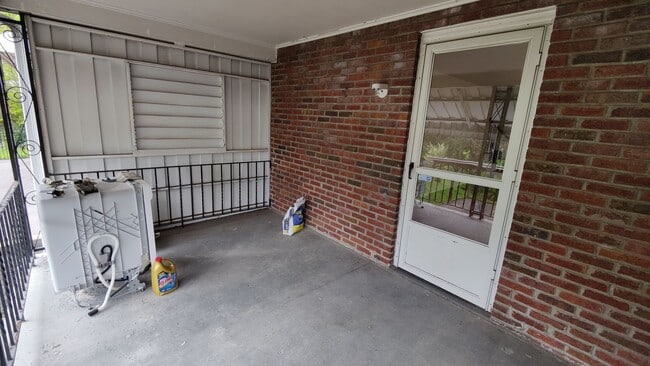 Building Photo - *Recently Updated 3BD/1BA Available for Re...