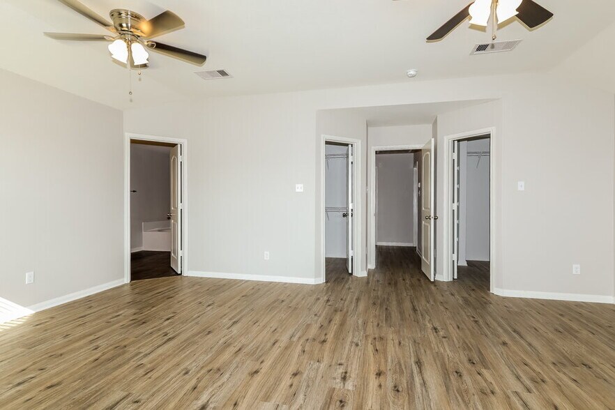 Building Photo - 28009 Irving Dr