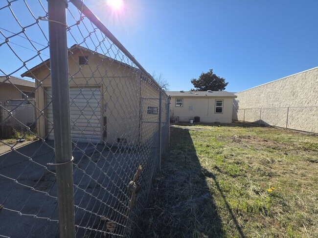 Building Photo - 560 Canal St