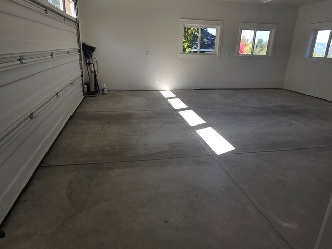 Building Photo - 3 bedroom 2.5 bathroom Custom Built Home