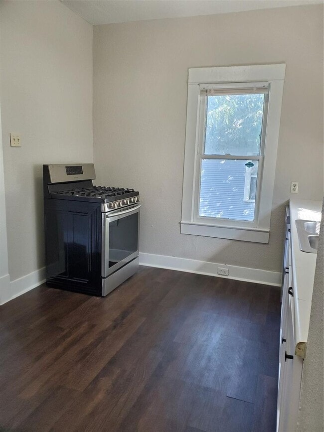 Building Photo - Spacious 3 Bed, 1 Bath Near Historic Fairmount- 76104