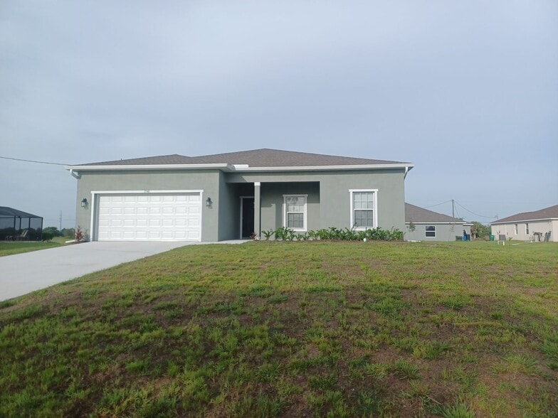 Building Photo - 4/2 Single Family Home