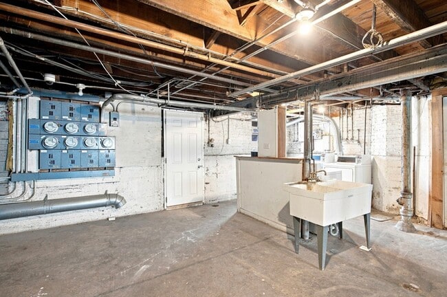 Building Photo - 7443 S Paxton Ave