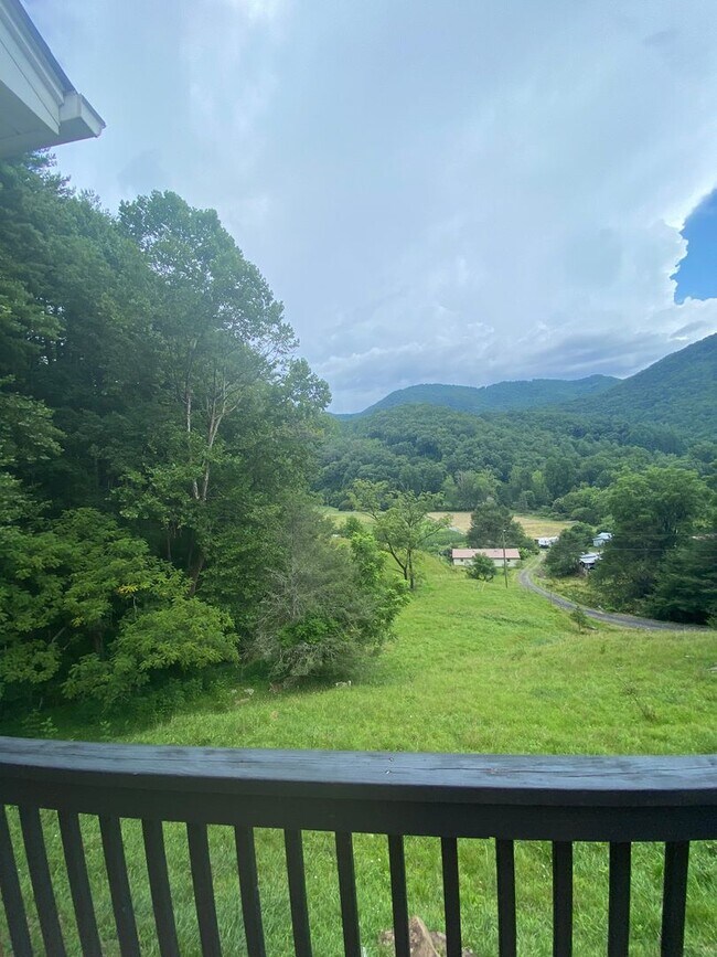 Building Photo - Beautiful 3/3 home in Caney Fork area.