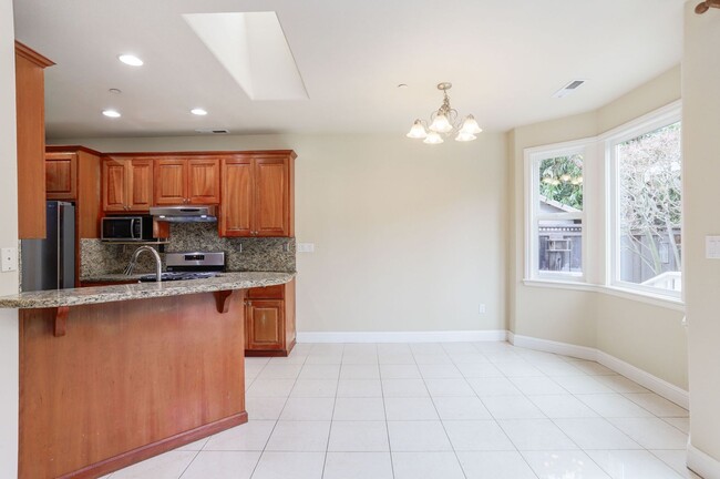 Building Photo - 4 Bed / 3.5 Bath clean and comfortable Sun...