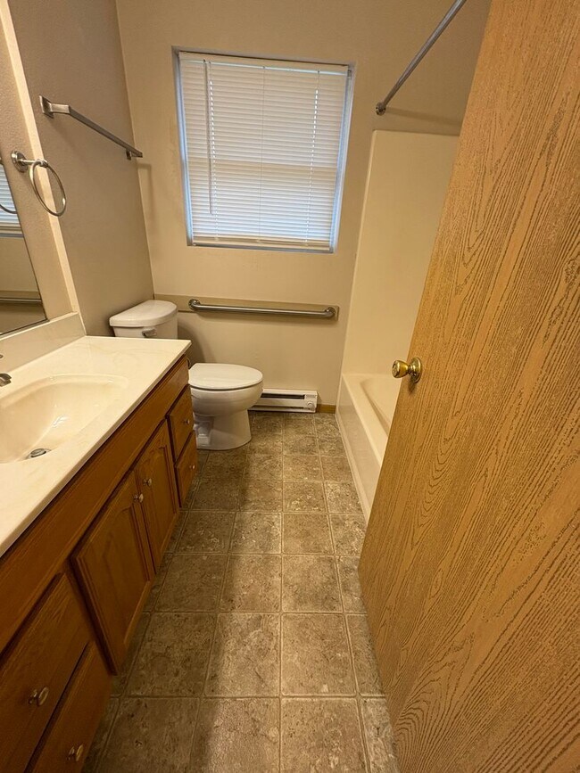 Building Photo - 801 Evergreen Dr