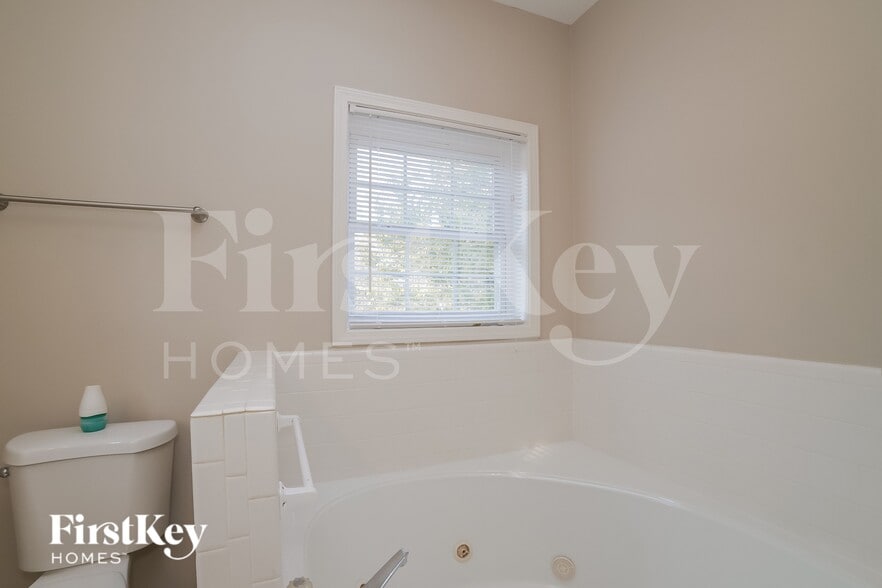 Building Photo - 1 N White Pines Dr