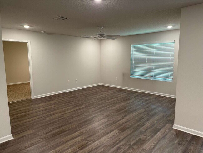 Building Photo - Spacious 4-Bedroom Rental in Quiet Pensaco...