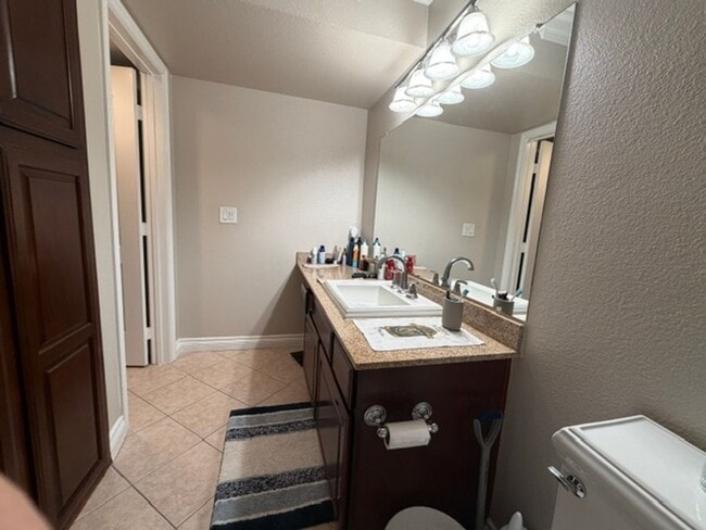Building Photo - A Fantastic and Super Clean 1 Bedroom, 1 Bathroom upstairs unit.