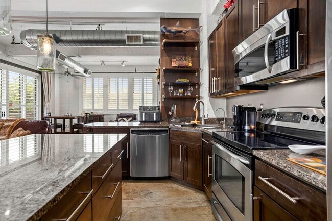 Building Photo - 831 S Flores St