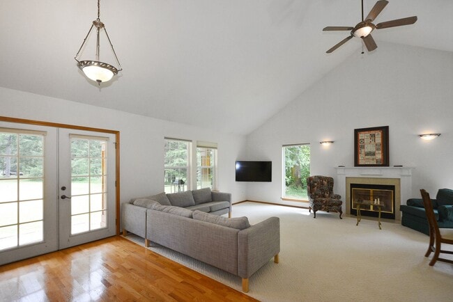 Building Photo - Spacious Custom home on 7.7 Acres ****COMI...