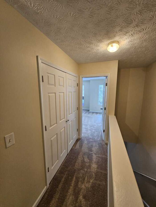 Building Photo - Three Bedroom Town Home, Total Electric