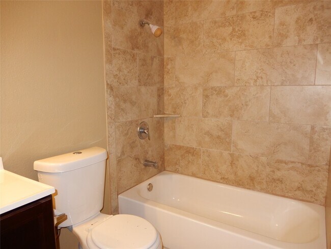 Building Photo - 17401 Red Oak Dr