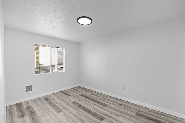 Building Photo - Newly Remodeled Mission Park Apartment!