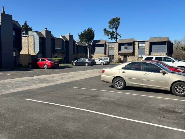 Building Photo - 2 Bedroom 1.5 Bathroom Townhouse in Norman with granite countertops and central heat and air