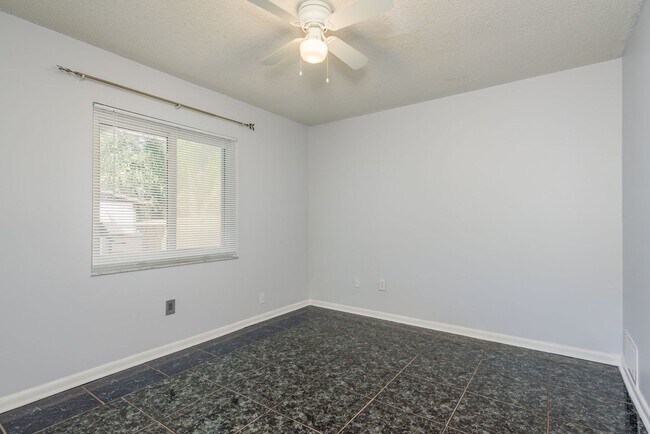 Building Photo - 4/2 Tampa Home