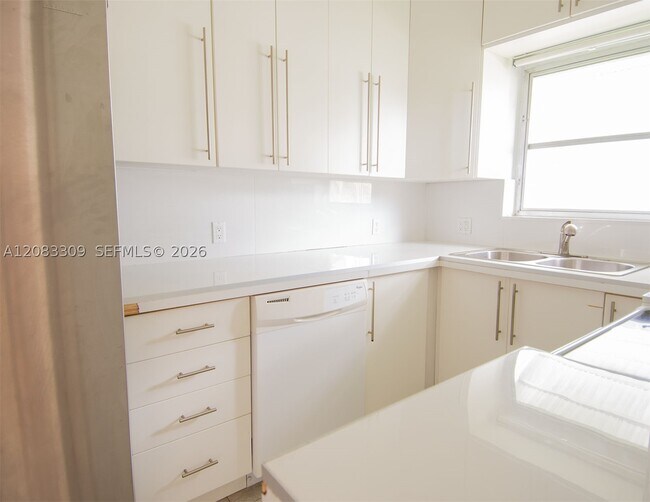Building Photo - 6090 SW 27th St