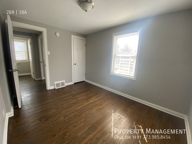 Building Photo - Completely Updated Secure Apartment In Qui...