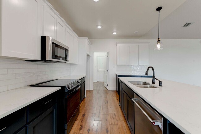 Building Photo - AVAILABLE NOW!