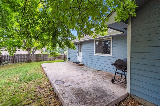Building Photo - Stylish living in this modern 3 bed 2 bath...